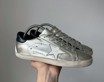 Sneakers basse Golden Goose di lusso, in pelle argentata effetto invecchiato, taglia 41, stile vintage Y2K, Made in Italy, rare.