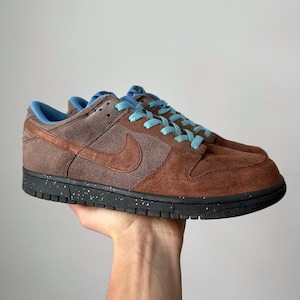 Può includere: Un set di tre tazze in ceramica con finitura opaca e macchiettata. Ogni tazza presenta un colore diverso: azzurro, crema e grigio. Le tazze hanno un design semplice e moderno con una forma arrotondata e un manico comodo.