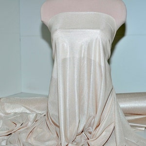 Tessuto elasticizzato in nylon tricot 40 denari. Beige. Lingerie, sottovesti, mutandine, matrimonio, decorazioni, abiti da sposa, artigianato. Larghezza 108&quot;. 100% nylon.