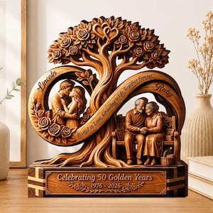 Peut inclure: Une sculpture en bois représentant un arbre avec des roses et deux cadres circulaires. Un cadre montre un jeune couple, l'autre un couple âgé sur un banc. Le texte indique : Lincoln, Ruby, Rooted in Love, Growing in Life, Together Forever, Celebrating 50 Golden Years 1976-2026.