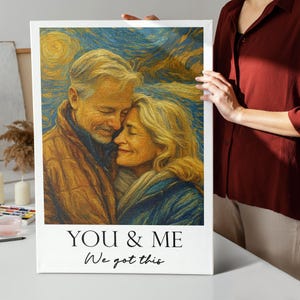 Könnte beinhalten: Leinwanddruck mit einer künstlerischen Darstellung eines Paares, das sich umarmt, in warmen Gelb-, Braun- und Blautönen. Der Text "YOU & ME We got this" ist unten auf der Leinwand aufgedruckt.