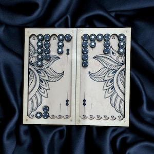 Handgemaakte houten backgammonset met ingewikkeld zwart bloemdessin