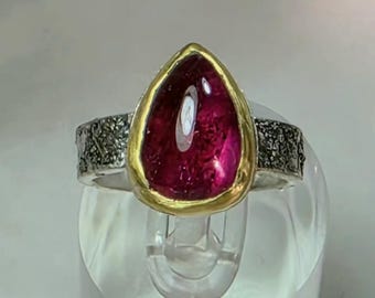 Magenta turmalin solitärring, 22 karat guld, silver