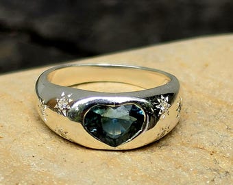 Anello a sigillo a forma di cuore con zaffiro blu e diamanti