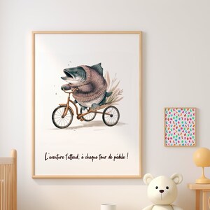 Cuadro de la habitación del bebé, pez en su triciclo. Póster infantil vintage, regalo de nacimiento personalizado.