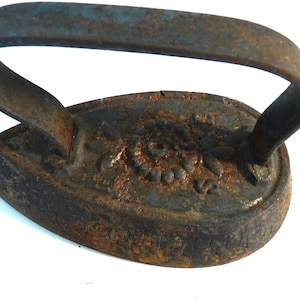 Antique 6 pound SD cast iron sad clothes iron laundry door stop home decor primitive country