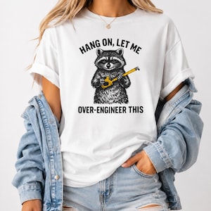 Lustiges Techniker Shirt, Hang On Let Me Over Engineer Shirt, Waschbär Techniker T-Shirt, Technik Geschenk, Mechaniker T-Shirt