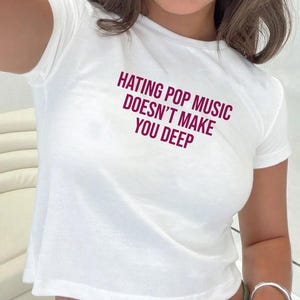 Hating Pop Music Doesn&#39;t Make You Deep Unisex Baby Tee Y2K Iconic Funny It Girl Meme Cute Top Shirt Sassy Unhinged Sarcastic Gift