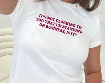 Y2K-babyshirt: "It's Not Clocking" viraal TikTok-memeshirt