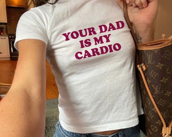 Ihr Vater ist mein Cardio Crop Top, Baby t-Shirt, Y2K Baby T-Shirt, trendiges Top, 90er Jahre Y2K T-Shirt, süßes Geschenk, Mädchen Shirt, lustiges Crop Top