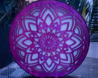 Lanterna Mandala cortada a laser, madeira de tília com acabamento ametista, estilo boho com luz ametista.
