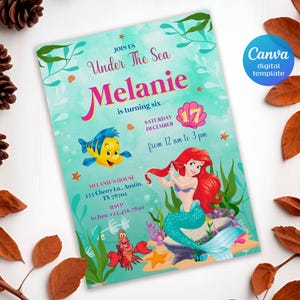 Pu&ograve; includere: Un invito turchese con il testo "Under The Sea" e "Melanie compie sei anni". Presenta illustrazioni di Ariel, Flounder e Sebastian. Include dettagli dell'evento e informazioni RSVP. Un modello digitale Canva.