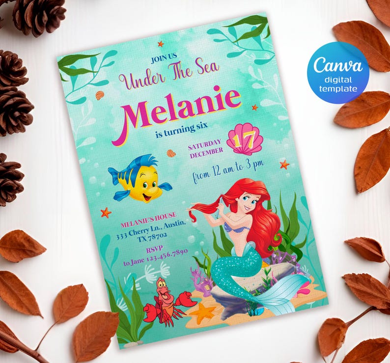 Pu&ograve; includere: Un invito turchese con il testo "Under The Sea" e "Melanie compie sei anni". Presenta illustrazioni di Ariel, Flounder e Sebastian. Include dettagli dell'evento e informazioni RSVP. Un modello digitale Canva.