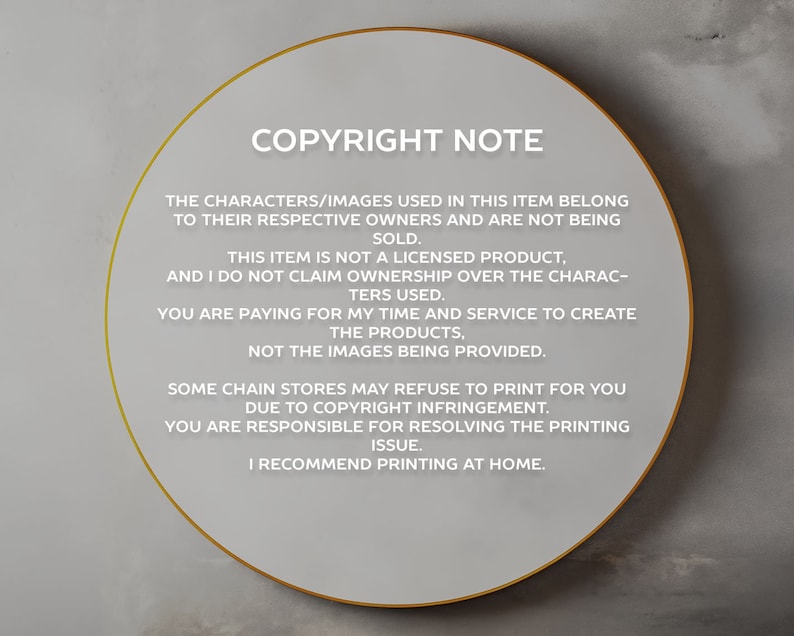 Pu&ograve; includere: Una grafica circolare con bordo dorato e la scritta "COPYRIGHT NOTE". Il testo spiega che i personaggi/immagini appartengono ai rispettivi proprietari e non vengono venduti, e che l'articolo non &egrave; un prodotto con licenza.