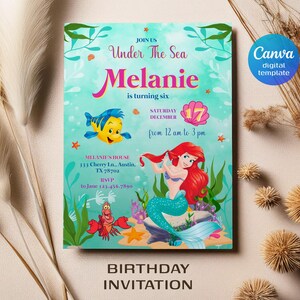 Pu&ograve; includere: Un invito di compleanno turchese a tema "Sotto il mare". L'invito presenta il nome "Melanie" in rosa, un'illustrazione di sirena e il testo "is turning six". Include i dettagli dell'evento e le informazioni RSVP.