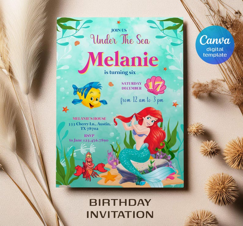 Pu&ograve; includere: Un invito di compleanno turchese a tema "Sotto il mare". L'invito presenta il nome "Melanie" in rosa, un'illustrazione di sirena e il testo "is turning six". Include i dettagli dell'evento e le informazioni RSVP.