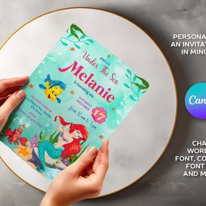 Pu&ograve; includere: Un invito colorato a tema "Sotto il mare", con illustrazioni di sirena, pesce e granchio. L'invito &egrave; personalizzato con il nome "Melanie" e i dettagli dell'evento. &Egrave; visibile anche il testo "Personalizza un invito in pochi minuti".