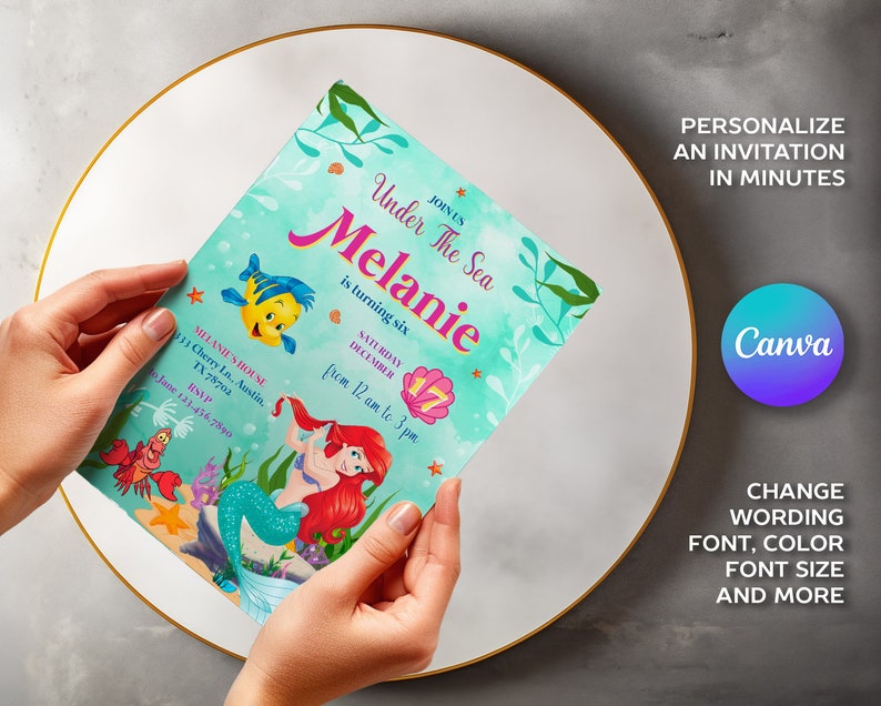 Pu&ograve; includere: Un invito colorato a tema "Sotto il mare", con illustrazioni di sirena, pesce e granchio. L'invito &egrave; personalizzato con il nome "Melanie" e i dettagli dell'evento. &Egrave; visibile anche il testo "Personalizza un invito in pochi minuti".