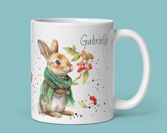 Süße Häschen-Tasse: Individuelle Tasse im Wrendale Design Stil, Winter Tier Beere Kaninchen Geschenk, Wrendale inspirierte süße Kaffeetasse mit Name