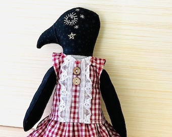 Handgjord kråkdocka i tyg: Broderad arvsklädsel