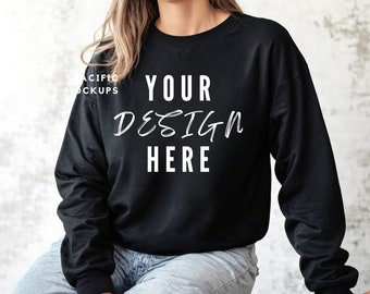 Puede incluir: Sudadera negra de manga larga con el texto "YOUR DESIGN HERE" en blanco.