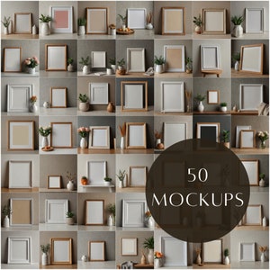 Puede incluir: 50 maquetas de marcos de fotos diferentes con varios tamaños y estilos. Los marcos están dispuestos en una cuadrícula sobre un fondo gris. Cada marco está rodeado de elementos decorativos como plantas, jarrones y libros.