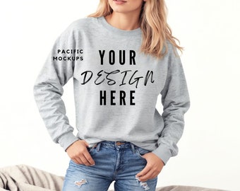 Gildan 18000 Sport Sudadera Gris Maqueta Maqueta de Ropa G180 Sport Gris Crewneck Mockup Maquetas de Suéter Gris Plantilla de Sudadera Gris
