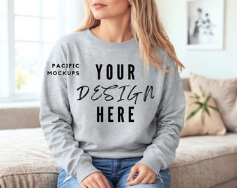 Gildan 18000 Sport Sudadera Gris Maqueta Maqueta de Ropa G180 Sport Gris Crewneck Mockup Maquetas de Suéter Gris Plantilla de Sudadera Gris