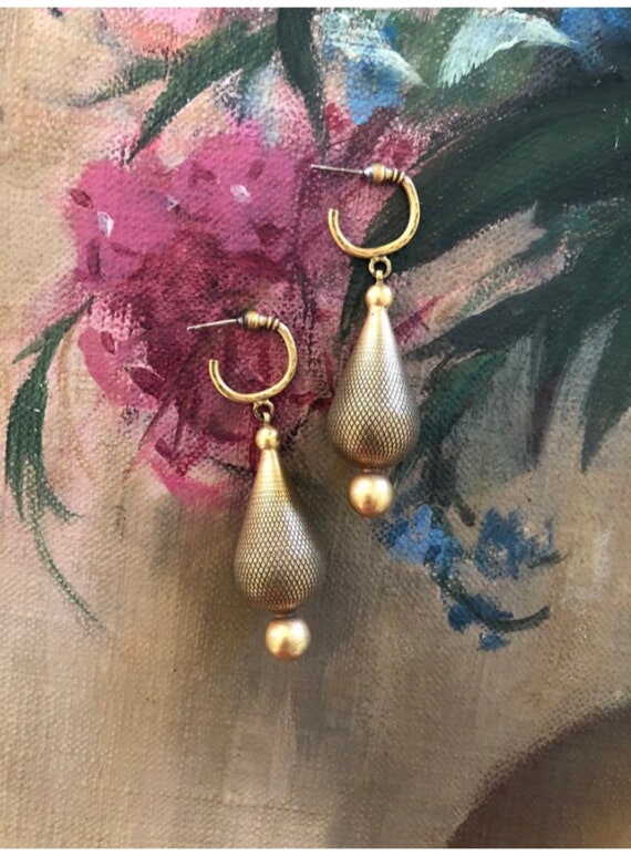 Vintage gold tone drop earrings.