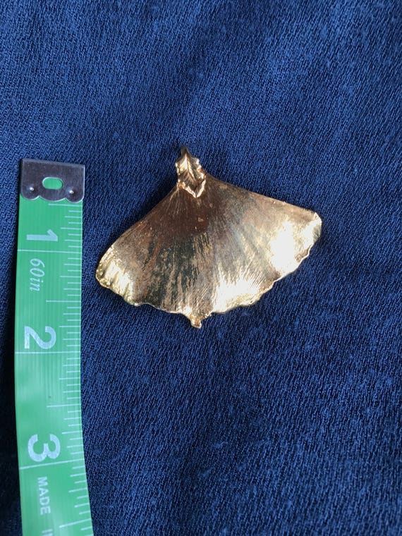 Gold pendant leaf