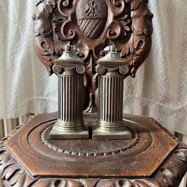 Paar von zwei Vintage-Ionen-Säulenfeuerzeugen aus seltenem Metall