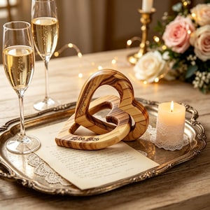 Puede incluir: Un letrero de madera rústica con la frase "Welcome to our home" en letras blancas. El letrero presenta un acabado envejecido y un diseño sencillo y acogedor, perfecto para la entrada.