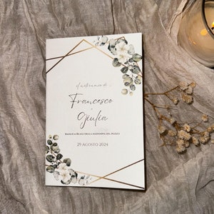 Può includere: Un invito di nozze bianco con linee geometriche dorate e un design floreale ad acquerello. L'invito recita "Matrimonio di - Francesco Giulia Basilica Reale della Madonna del Pozzo 29 Agosto 2024".