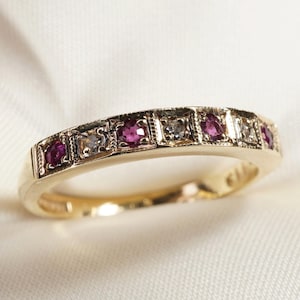 Op de afbeelding: Een witte keramische mok met een zwart handvat en de tekst "But First, Coffee" in een zwarte, vette letter. De mok is waarschijnlijk 310-425 ml groot, perfect voor een ochtenddrankje.