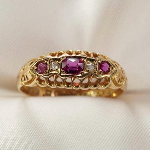 Anel antigo eduardiano de rubi e diamantes em ouro 18 quilates