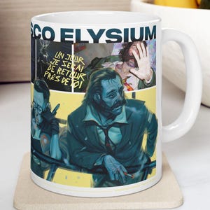 Op de afbeelding: Een witte keramische mok met de tekst DISCO ELYSIUM en een grafische illustratie in meerdere panelen. De afbeelding toont een man met een snor in een donkere jas, een persoon met een bril en een hand die een gezicht bedekt, met de Franse tekst UN JOUR JE SERAI DE RETOUR PRÈS DE TOI.