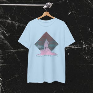 -shirt Wanderer au-dessus de la mer de brouillard | T-shirt peinture romantique, chemise d'art Caspar David Friedrich Light Blue