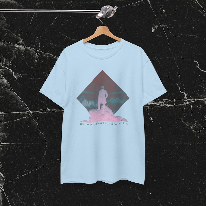 -shirt Wanderer au-dessus de la mer de brouillard | T-shirt peinture romantique, chemise d'art Caspar David Friedrich Light Blue