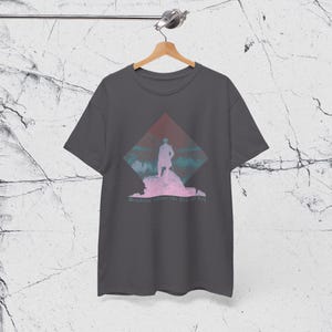 -shirt Wanderer au-dessus de la mer de brouillard | T-shirt peinture romantique, chemise d'art Caspar David Friedrich Charcoal