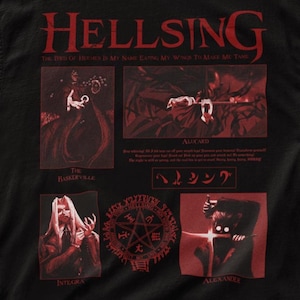 Puede incluir: Camiseta negra con gráficos y texto rojos de la serie de anime Hellsing. El diseño incluye ilustraciones de personajes y el título de la serie en una fuente gótica. La camiseta también tiene texto japonés.