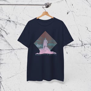 -shirt Wanderer au-dessus de la mer de brouillard | T-shirt peinture romantique, chemise d'art Caspar David Friedrich Navy