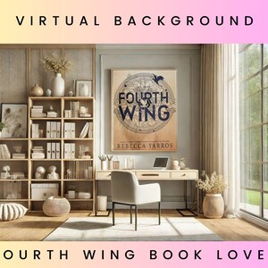 Puede incluir: Un fondo virtual que presenta una oficina en casa con una estantería, un escritorio, una silla y una ventana. La pared detrás del escritorio tiene un póster con el texto "Fourth Wing" en él. El póster es de color marrón claro con un círculo marrón oscuro en el centro. El círculo tiene un mapa de un mundo ficticio dentro de él. El texto "Fourth Wing" está en una fuente blanca. El póster está rodeado por un borde blanco.