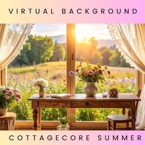 Puede incluir: Fondo virtual de verano cottagecore. Un escritorio de madera con un jarrón de flores, un libro y un vaso de agua se encuentra frente a una gran ventana. La ventana está enmarcada por cortinas de encaje, con vistas a un campo soleado.