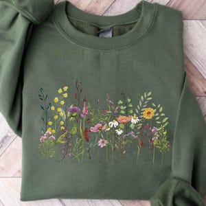 Wild Flowers Sweatshirt, Vintage Botanical Sweatshirt, Floral Sweatshirt, Pastel Floral Sweatshirt, Gift For Garden Lover, Flower Sweatshirt