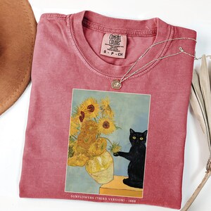 Camiseta Comfort Colors® con diseño de gato de Van Gogh, camiseta con estampado de lirios de Van Gogh, camiseta de gato negro, camiseta divertida de gato, camisetas para mujer, idea de regalo divertida, camisetas de gatos imagen 5