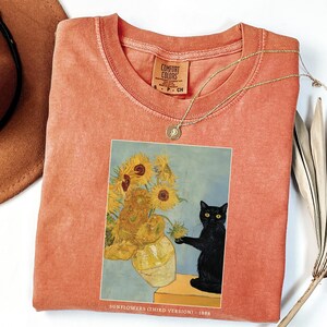 Camiseta Comfort Colors® con diseño de gato de Van Gogh, camiseta con estampado de lirios de Van Gogh, camiseta de gato negro, camiseta divertida de gato, camisetas para mujer, idea de regalo divertida, camisetas de gatos imagen 4