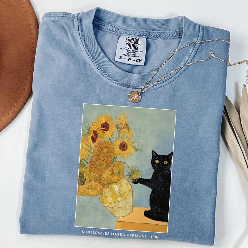 Camiseta Comfort Colors® con diseño de gato de Van Gogh, camiseta con estampado de lirios de Van Gogh, camiseta de gato negro, camiseta divertida de gato, camisetas para mujer, idea de regalo divertida, camisetas de gatos imagen 3