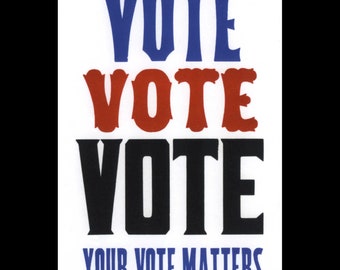 Puede incluir: Un póster blanco con la palabra "VOTE" escrita tres veces en letras grandes y negritas. El primer "VOTE" es azul, el segundo es rojo y el tercero es negro. Las palabras "YOUR VOTE MATTERS" están escritas en azul debajo de las tres palabras "VOTE".