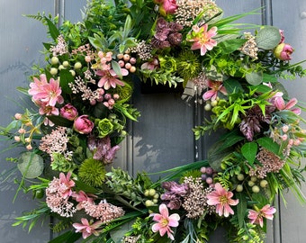 Couronne artificielle fabriquée à la main. Pêche, roses et mauves.