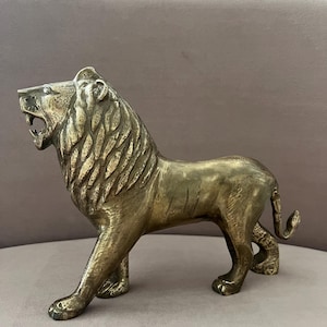 Große Löwen-Statue aus Messing. Vintage Löwen Skulptur aus Messing. Antike Löwen-Figur Messing Deko Wohnzimmer.